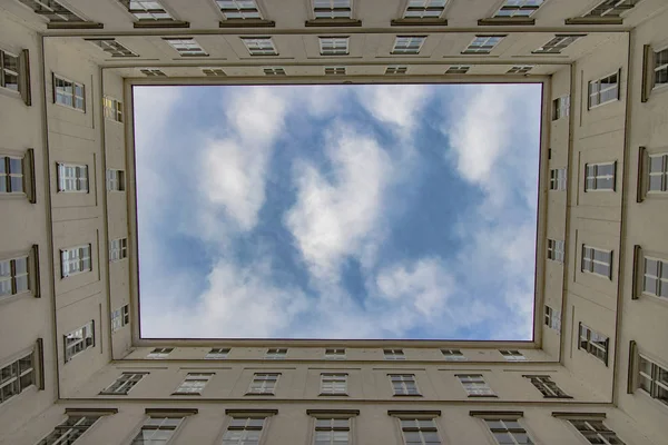 Nuvoloso drammatico cielo sfondo in cornice edificio quadrato residenza medievale facciata esterna architettura con muro e finestre urbano città vecchia strada carta da parati modello visualizzare spazio vuoto copia per il testo — Foto Stock