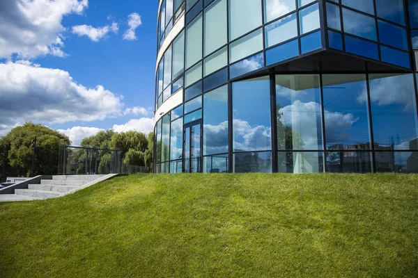 Léto čas město moderní obchodní centrum sklo vnější fasáda architektura zelená tráva louka krajina prostor — Stock fotografie