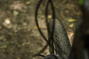 odaklanmamış fren sistemi kabloları arasındaki yumuşak odaklı tekerlek lastiği ön plan ve bulanık açık arkaplan, metin için boşluk kopyala