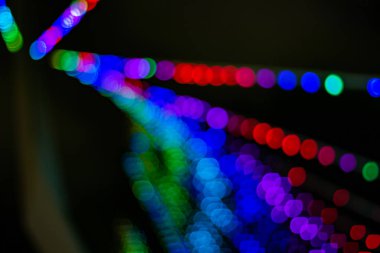 Siyah arkaplan duvar kağıdı uzayı üzerindeki ışık ışınlarının renkli bokeh ışınları