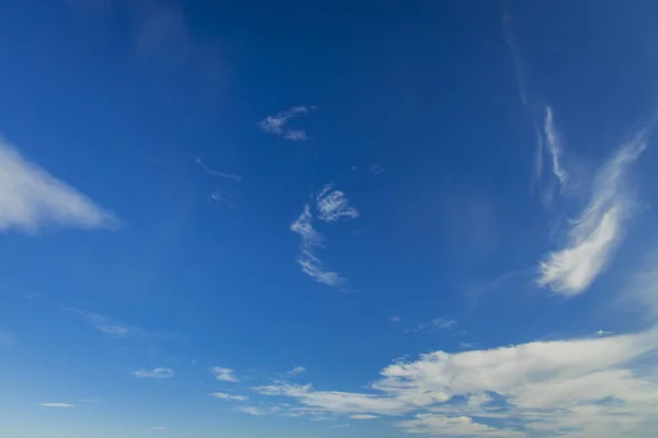 Blauer Himmel weiße Wolken Hintergrund Tapetenmuster leer Kopierraum für Text — Stockfoto