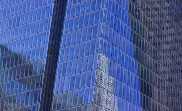 Glas ramen wolkenkrabber buitenkant achtergrond oppervlak met reflectie moderne centrum business building stedelijke bezienswaardigheid uitzicht — Stockfoto