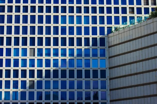Wolkenkratzer Hintergrund modernes Gebäude graue Wand und Fenster Außenfassade Architektur Stadtansicht — Stockfoto