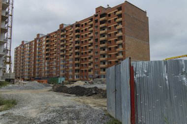 Gri hava koşullarında çitle çevrili bölge inşa ediliyor.