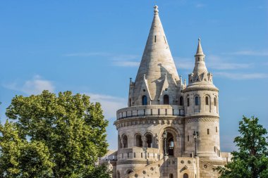 Peri masalı şatosu beyaz Gotik mimari tuğla duvarlar ve bazı prensesler için kuleler açık yeşil yeşillik manzaralı çevre ve açık mavi gökyüzü arka planı