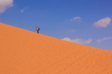 Seyahat fotoğrafçısının duvar kâğıdı desenli manzarası. Turist manzarası. Wadi Rum Çölü 'ndeki kum tepesinde ileri geri git.