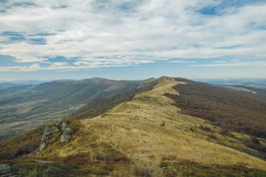 Sonbahar mevsiminde Karpatlar Dağları dağ sırtı manzarası plato manzarası boyunca hava durumu yürüyüş rotası