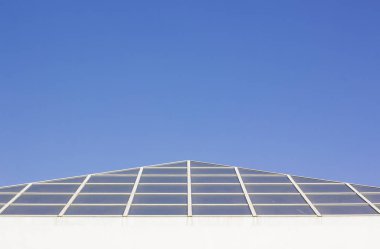 Eski bina mimarisi perspektifi duvar inşaatı ön cephe ve boş mavi gökyüzü kopyalama alanı arasında köşegen tahta metin için