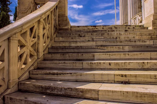 Мармурові сходи в класичному античному палаці зовнішній архітектурний дизайн — стокове фото