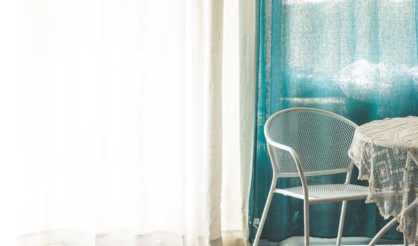 Minimalismus vintage styl interiér tapety vzor světlý vnitřní pohled pokoj stůl a židle na bílém a akvamarínové záclony pozadí, prázdný kopírovací prostor pro váš text zde — Stock fotografie
