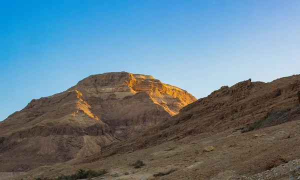 Desert sand stone mountains landscape in morning sun rise lighting scenic view in Middle East region, clean blue sky backgrund — Stock Photo, Image