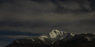 Koyu karlı dağ zirvesi soyut dramatik karşıtlık manzarası arka plan kavramı metin için boş kopya alanı