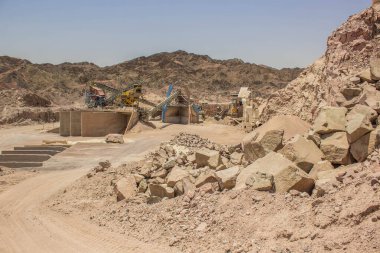 kum taşı kayalık çöl tepeler kuru ortamda maden değil sanayi fabrika vinçler ve makineleri demir ve çelik nesneleri kazma