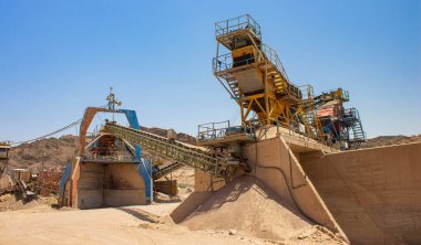 Turnalar ve diğer endüstriyel ekipmanlar Orta Doğu çöl bölgesindeki Arap kazı fabrikasında çalışmıyorlar