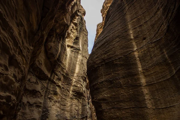 Canyon estrada caminho estreito para andar entre paredes de rocha íngremes — Fotografia de Stock