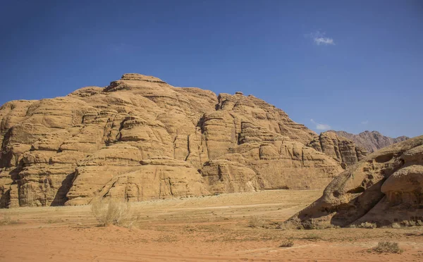 Antenn utsikt ödemark landskap i Jordanien Wadi Rum känd turistiska resmål sand dal och vackra pittoreska klippiga berg — Stockfoto