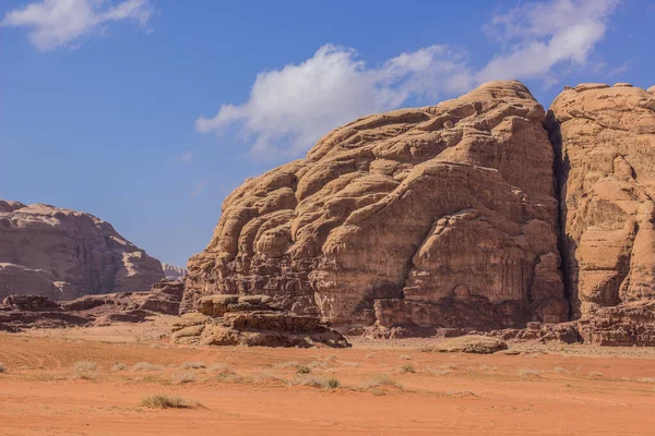 Wadi Rum Patrimonio de la Humanidad UNESCO famoso sitio turístico desierto paisaje con piedra de arena montañas rocosas pintorescas vistas panorámicas — Foto de Stock