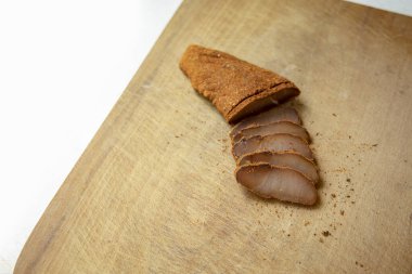 Basturma atı çiğ tütsülenmiş et Ermeni geleneksel mutfak yemek fotoğrafçılık arka planı, metin için kopyalama alanı