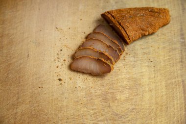 Çiğ tütsülenmiş at eti Basturma geleneksel Ermeni mutfağı lezzetli ahşap tahta kesim tahtası yüzeysel konsept yiyecek fotoğrafçılığı, kopyalama alanı