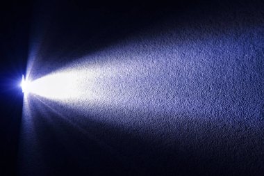 Odaklanmamış desenli arka plan gölge çerçeve çalışması elektrik fener ışını tarafından aydınlatılmıştır. Metnin için boş kopya alanı oluşturur.