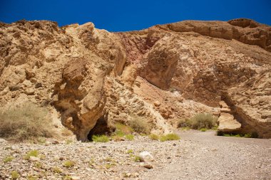 Gobi çölü vahşi doğası. Kum taşı kayalar ve Moğolistan mavi gökyüzü tepeleri.