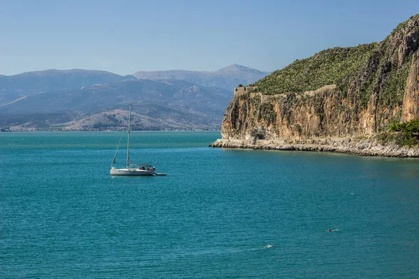 Sommar kryssning semester yacht flyter på Medelhavet vatten nära Sydeuropa Grekland kust med pittoreska berg, kopiera utrymme — Stockfoto