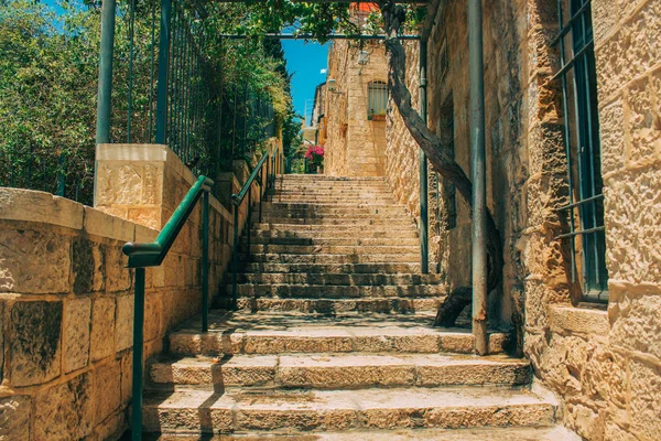 Ιερουσαλήμ Ισραηλινή αρχαία πόλη πίσω δρόμο σκάλα πέρασμα μεταξύ παλιά πέτρινα κτίρια Μέση Ανατολή ταξιδιωτικός προορισμός για πολλούς πιστούς ανθρώπους και τουρίστες — Φωτογραφία Αρχείου
