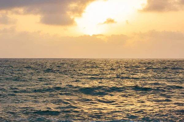 地中海波浪式水景背景景观日落点亮橙色的天空壁纸景观空白复制空间为您在这里的文字 — 图库照片