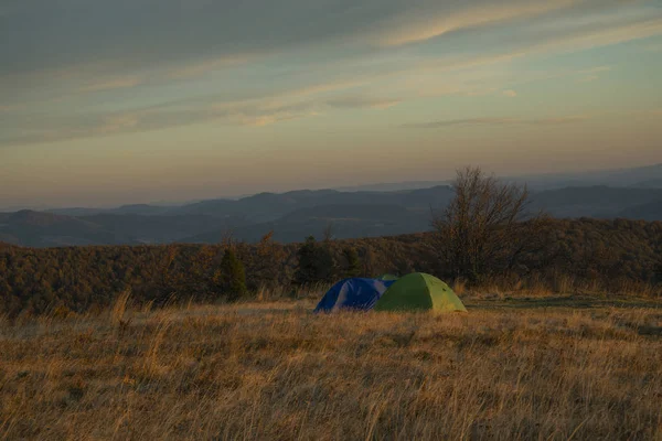 Σκηνή στρατόπεδο τουριστικό χόμπι έννοια τοπίο φωτογραφία ορεινό γραφικό περιβάλλον βράδυ φως λυκόφως φθινόπωρο κρύο εποχή καιρός — Φωτογραφία Αρχείου