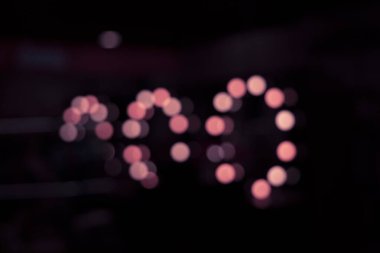 Siyah arkaplan uzayı üzerinde soyut pembe bokeh çember çerçeve şekilleri