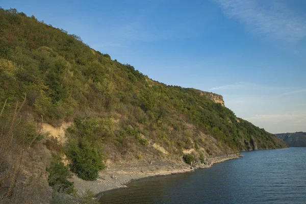 Estate riserva naturale paesaggio di verde costa collina del laghetto litorale con sfondo cielo blu — Foto Stock