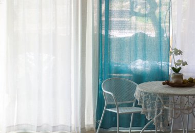 parlak vintage minimalizm masa sandalyesi ve çiçek vazosu ve beyaz mavi perde arka planı, metin veya metin için boş boşluk