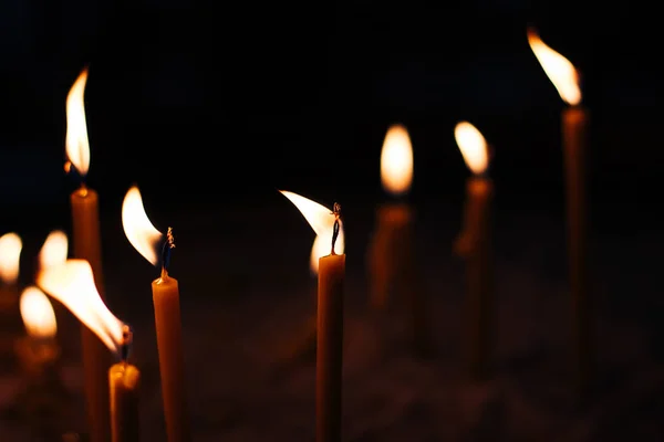 Luz de fogo iluminação de velas na escuridão atmosférica dentro da igreja papel de parede padrão espaço de cópia vazio para o seu texto aqui — Fotografia de Stock