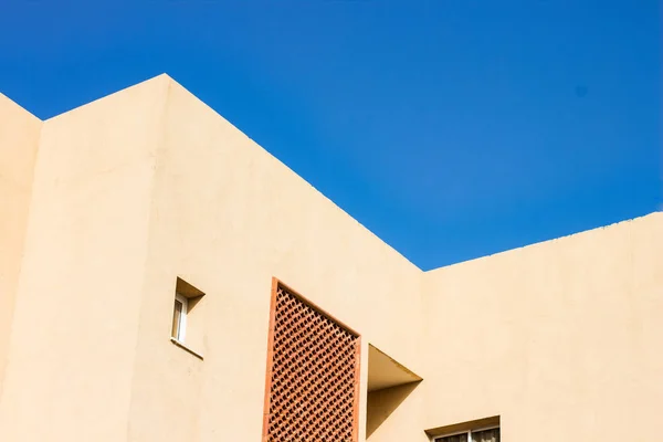 Angoli e linee forme geometriche di calcestruzzo piccolo appartamento edificio scorcio dal basso con sfondo cielo blu — Foto Stock