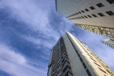 Modern şehir binaları kule yapı şekilleri aşağıdan gelen öngörü canlı mavi gökyüzü arkaplan duvar kağıdı desenli boş metin alanı