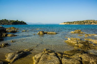 Ege Denizi Koyu lagünü manzarası manzarası manzaralı kayalık kıyı manzarası ve yaz mevsimi arkaplanı yarımada kıyısı ufku, duvar kağıdı desenli boş fotokopi alanı