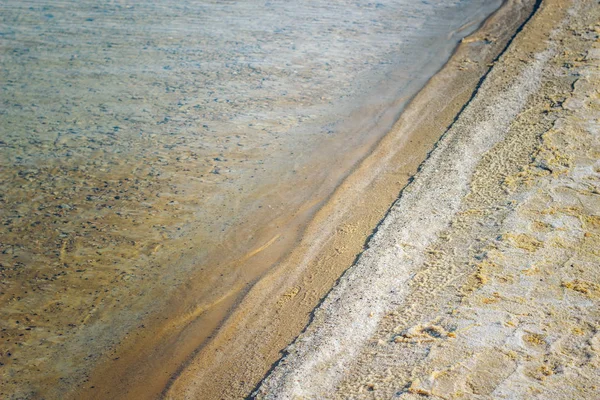 Döda havet hälsosam resort strand destination salt kust linje gul och vit bakgrund utsikt — Stockfoto