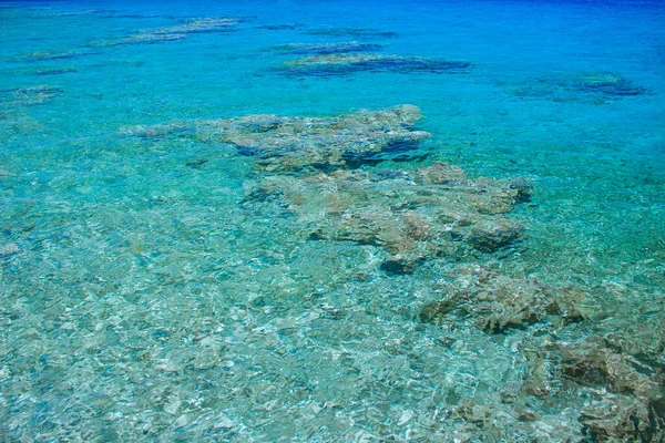 Luftbild Landschaft Draufsicht des roten Meeresbodens mit Korallenriffen durch Aquamarin transparente Wasseroberfläche Süden tropische Natur Hintergrundfotografie kopieren Raum für Text — Stockfoto