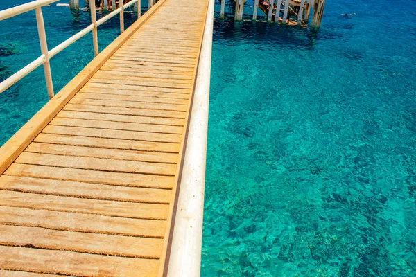 Nábřeží dřevěná paluba a bílý plot molo v Rudém moři transparentní aquamarine voda kopírovat prostor pro váš text zde — Stock fotografie