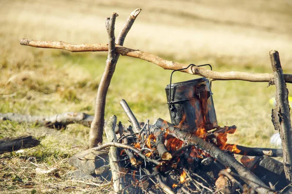 Tourisme randonnée style de vie concept objet acier camping melon sur un feu de camp extérieur Highland environnement — Photo