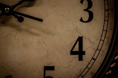 Duvar saatleri eski vintage Gotik kavramı numaraları şekli ve kopya veya metin için boş alan ile saat el Bej renkli arka plan üzerinde monte.