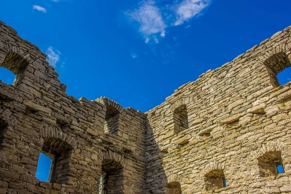 Viejas ruinas pared y fondo cielo azul con espacio vacío para copia o texto — Foto de Stock