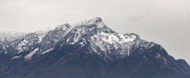 Puslu dağ karlı zirvesi resimli manzara arka plan duvar kâğıdı muhteşem manzara kış zamanı gökyüzü gri metin için boşluk