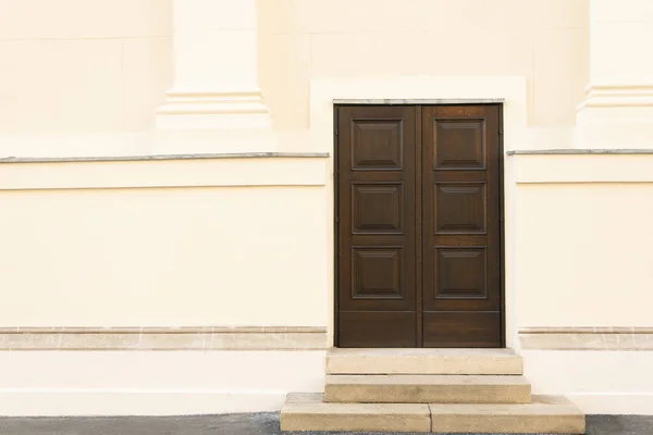 Vintage styl exteriér venkovní zázemí dřevěné dveře betonové stěny měkká růžová barva pohled paralelní řádky prázdné kopírovací prostor pro váš text zde — Stock fotografie