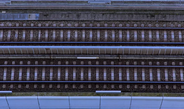 Ferrocarril transporte industrial pista ruta hito objeto urbano vista superior desde arriba simetría fondo urbano fondo de pantalla patrón imagen medianoche azul tonificación estilo — Foto de Stock