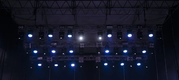 Palco de música iluminação azul escuro de projetores tecnologia moderna simetria de fundo — Fotografia de Stock