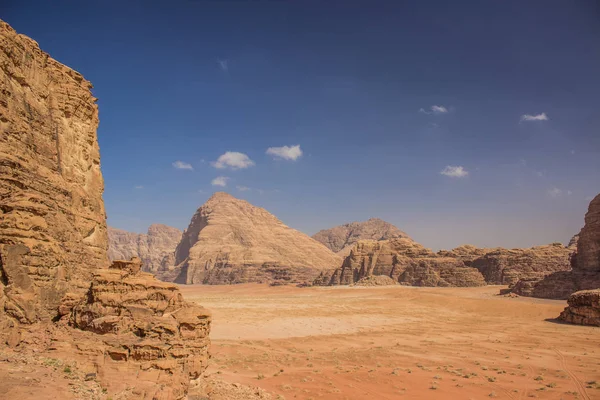 Wadi Rum Jordan Middle East desert scenery top view sand valley surrounded by dry rocky mountains picturesque landscape from above, copy space — Stockfoto