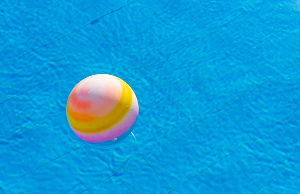 Publicité vacances d'été concept fond d'écran photographie de motif de balle flottant sur fond de surface de l'eau de la piscine avec espace de copie vide pour votre texte ici — Photo