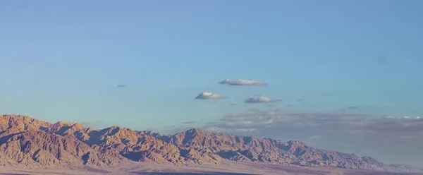 Wüste Perspektive Bergkette Landschaft wunderschöne malerische Aussicht im Sonnenuntergang orange Beleuchtung und blauer Himmel Hintergrund Tapete Naturfotografie leeren Kopierraum für Ihren Text hier — Stockfoto