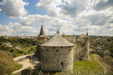 Ukrayna 'daki Doğu Avrupa şato mirası ortaçağ mimarisi güneşli hava günü zaman bulutlu gökyüzü arkaplanı
